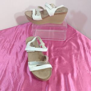Naot Canaan White/Silver Leather Wedge Sandals 23025 Women’s 8US/39 EUR.